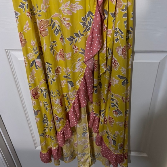 Unique summer dress, pretty detail. Imported lace, wrap with detailed ruffle. - Picture 5 of 6